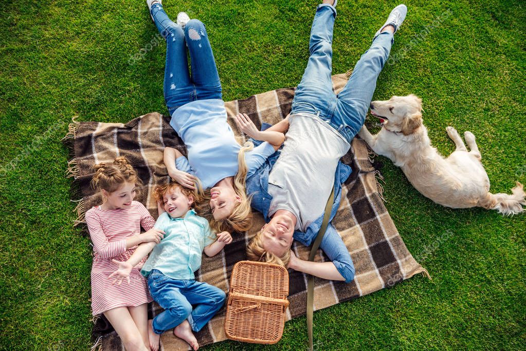 Menschen im Park am Wochenende