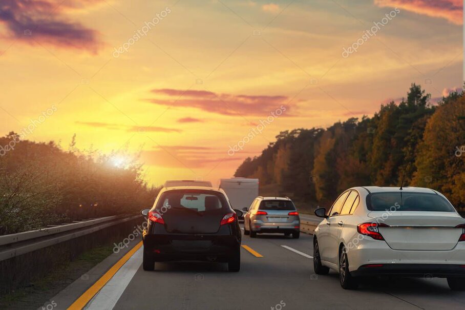 Abendverkehr mit Sonnenuntergang