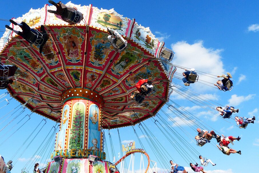 Bühne beim Stadtfest mit Publikum