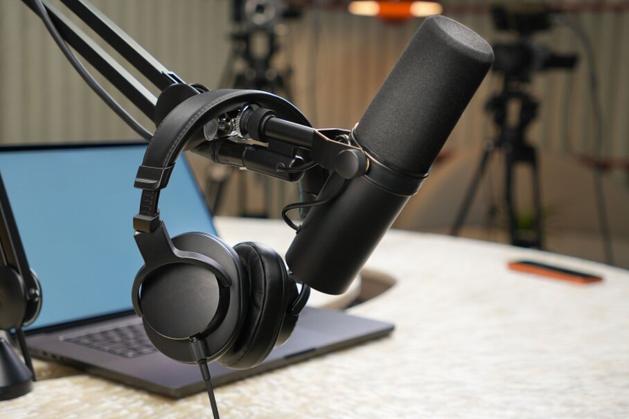 Moderator im Studio am Morgen