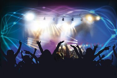 Menschenmenge bei einem Open-Air-Event in der Dämmerung