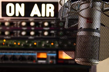 Moderatorin im Radiostudio während einer Livesendung